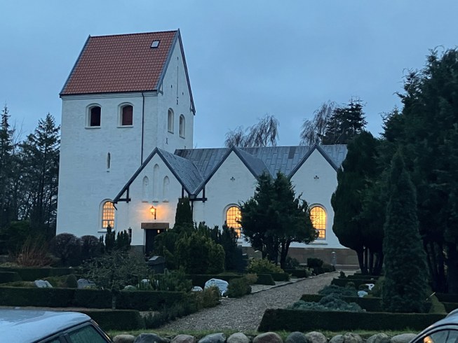 Halloween i Uggerby – måske landets mest underholdende 4 Uggerby Kirke udefra med lys i vinduer