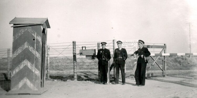 Porten til flygtningelejren Skallerup Klit 1945. Kilde: Historisk Arkiv, VHM.