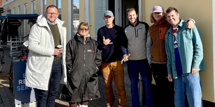 Michael Vendelbo og Helle Glyø i selskab med en flok initiativrige unge fra HAVS i Løkken. Foto: Privat.