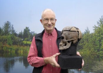 Anders Fischer med kraniet af Vittrupmanden på Vendsyssel Historiske Museum. Foto: Per Lysdahl.