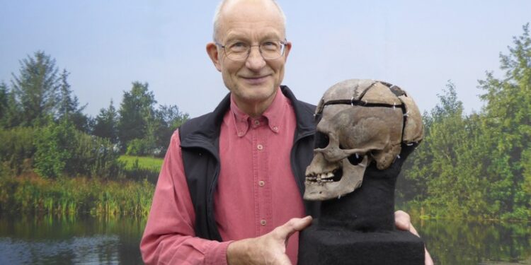 Anders Fischer med kraniet af Vittrupmanden på Vendsyssel Historiske Museum. Foto: Per Lysdahl.