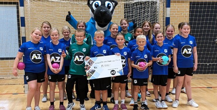 Billie fra A-Z med glade håndbold-piger fra Tårs. Privatfoto