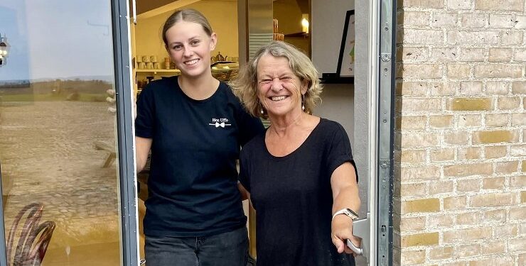 Lisbet Hansen havde sammen med Alberte lukkevagten på den sidste åbningsdag i Café Vognporten, før der åbnes igen til de populære julemarkeder på Børglum Kloster. Privatfoto