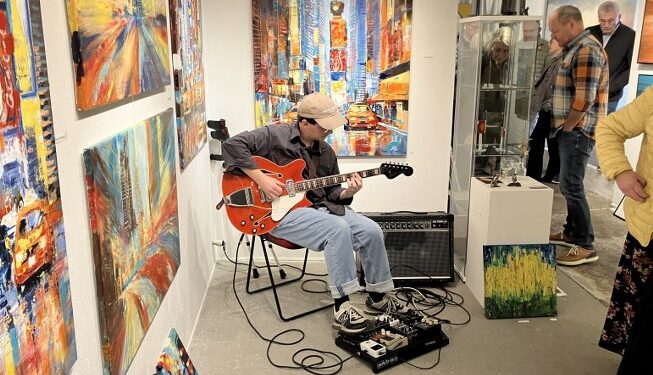Casper Hejlsen spillede dejlig jazz i smukke omgivelser til ferniseringen på Galleri Tornby. Til højre i billedet galleriejer Kim Bernhard Tornby. Foto: Palle W. Nielsen