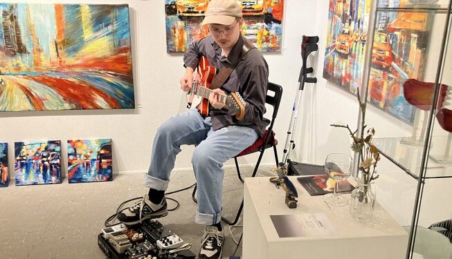 Den professionelle jazzguitarist og komponist Casper Hejlesen, som stammer fra Poulstrup, underholer igen til ferniseringen på Galleri Tornby ved Tversted. Foto (ariv): Palle W. Nielsen