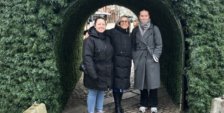 Fra venstre Kimmie Vinston Amaliegaard, Rikke Ejsenhardt og praktikanten Camille Leed Østergaard fra Hjørring Handel klar ved Kyssetræet på Springvandspladsen i Hjørring. Foto: Palle W. Nielsen