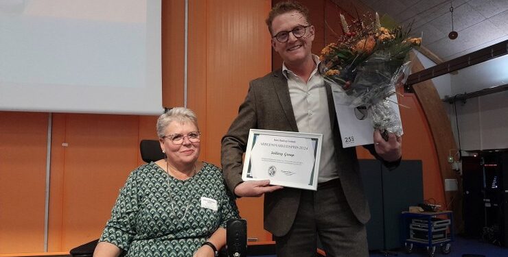 Modtager af Dansk Handicap Forbunds Arbejdsmarkedspris 2024, Henrik Vinther Olesen, Direktør, Kommunikation og Bæredygtighed i Salling Group, modtager prisen af landsformand Susanne Olsen, Dansk Handicap Forbund. Foto: DHF. 