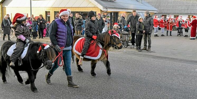 På vej fra kirken til julefest på Friskolen. Arkivfoto.