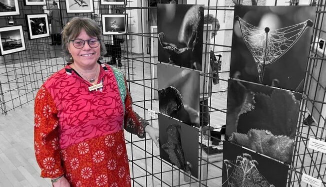 Anne-Mette Duelund fra Tranum udstillede som en del af Tversted Fotogruppe på Klitgården. Foto: Palle W. Nielsen med assistance af Google.