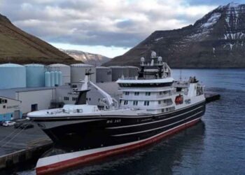 HG 265 Asbjørn fra Hirtshals lander makrel på Færøerne. Foto (arkiv): Havstovan og TR Fiskur.