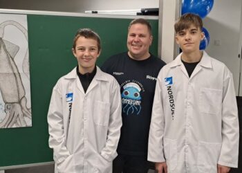 Kim Fogt i midten er formidler ved Nordsøen Oceanarium. Foto: Privat.