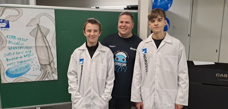 Kim Fogt i midten er formidler ved Nordsøen Oceanarium. Foto: Privat.