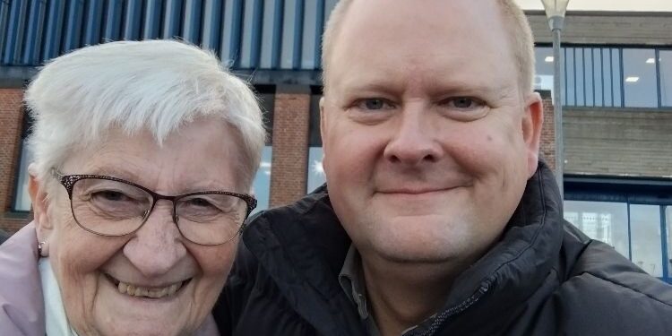 Christian Borrisholt Steen med sin mor foran Det Gamle Rådhus i Hirtshals. Foto: Privat.