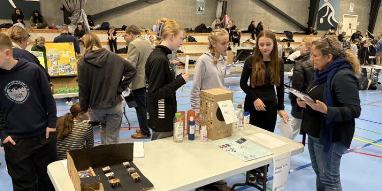 Elever fra Sindal Skole i gang med fremlæggelsen i Hjørring.