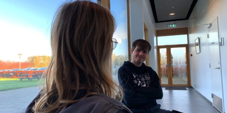 Eleverne fra den nyoprettede scienceklasse kommer fra hele nordjylland. Her er netavisens udsendte i snak med en af pigerne. Foto: Privat.