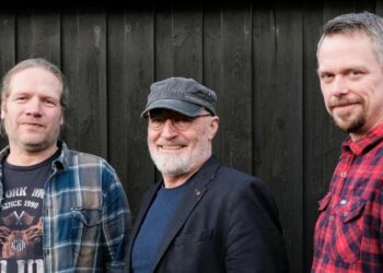 Lars Jakobsen med band underholder. PR-foto.