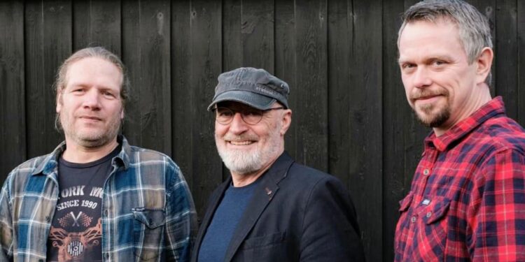 Lars Jakobsen med band underholder. PR-foto.