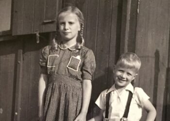 Flygtningebørnene Katrin og Peter Fieguth foran en barak i en flygtningelejr i Hjørring kort efter befrielsen. Foto: Vendsyssel Historiske Museum.