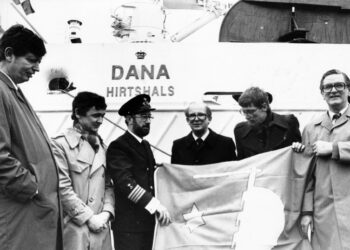Havundersøgelsesskibet Dana anløb for første gang Hirtshals Havn 20. marts 1981, samme dag
som første spadestik til Nordsøcentret blev taget. På kajen modtoges kaptajnen med kommunens
flag. Fra venstre ses havnekaptajn Erik Sondrup, borgmester Knud Størup,
kaptajn E. Nygaard Rasmussen, fiskeriminister Karl Hjortnæs, planlægningschef Sten
Sverdrup-Jensen og EF-kommissær Poul Dalsager. Foto: Axel Søgaard.