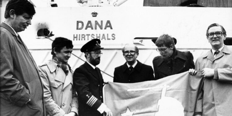 Havundersøgelsesskibet Dana anløb for første gang Hirtshals Havn 20. marts 1981, samme dag
som første spadestik til Nordsøcentret blev taget. På kajen modtoges kaptajnen med kommunens
flag. Fra venstre ses havnekaptajn Erik Sondrup, borgmester Knud Størup,
kaptajn E. Nygaard Rasmussen, fiskeriminister Karl Hjortnæs, planlægningschef Sten
Sverdrup-Jensen og EF-kommissær Poul Dalsager. Foto: Axel Søgaard.