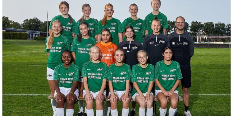 Bagest: Silke Falberg, Cecilie Havsager, Cecilie Mejer, Emma Petersen og Freja Bertelsen.

Midten: Naja Gaardlund, Maja Færch, Amalie Frost, og trænerne Katlyn Parcell, Ariel Young og  Steffen Ebbesen.

Forrest: Hildana Robel, Karla Højholt, Sophia Andersen, Annesofie Gross, Sofie Frost.