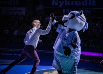 Speaker Bent Kongerslev præsenterede hr. Jorton. Det er speakeren til venstre.