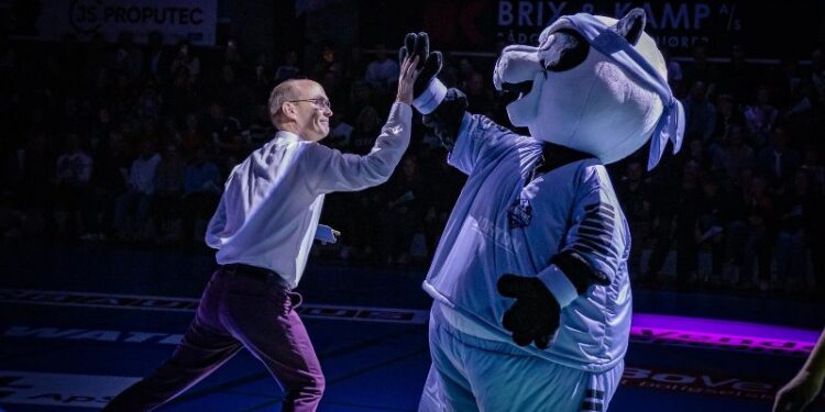 Speaker Bent Kongerslev præsenterede hr. Jorton. Det er speakeren til venstre.