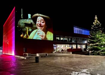 Hans Holtegaard i hovedrollen i Holbergs komedie Jeppe på Bjerget var et af de mange flotte fotos, der lørdag eftermiddag blev projiceret op på facaden af Vendsyssel Teater. Foto: Niels Skipper.