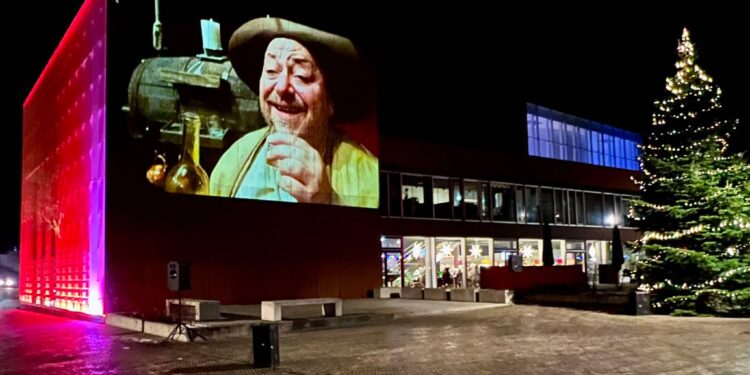 Hans Holtegaard i hovedrollen i Holbergs komedie Jeppe på Bjerget var et af de mange flotte fotos, der lørdag eftermiddag blev projiceret op på facaden af Vendsyssel Teater. Foto: Niels Skipper.