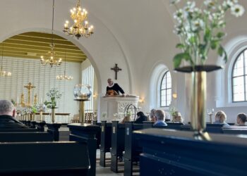 Sognepræst Bjarne Hougaard på prædikestolen alle helgen søndag  i Hirtshals Kirke. Foto (arkiv): Niels Skipper.