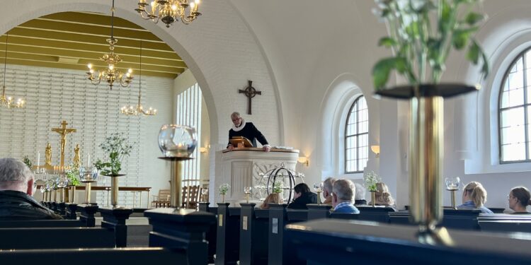 Sognepræst Bjarne Hougaard på prædikestolen alle helgen søndag  i Hirtshals Kirke. Foto (arkiv): Niels Skipper.