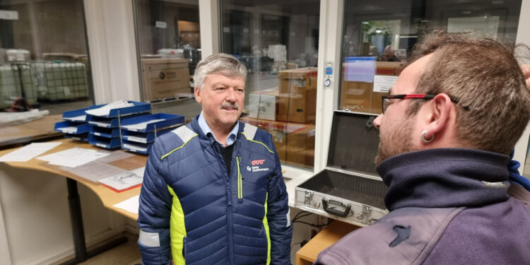 Claus Rye Jensen, direktør hos Sæby Godstransport, der samtaler med en af hans ansatte med EGU Transport-uddannelse.