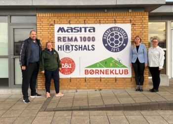 På billedet ses Janni og Kasper Knudsen samt Mia Løth Kjelgaard og Maja Holm Schlie fra Team Horne-Hirtshals Børne & Ungdomsudvalg. Foto: HB.