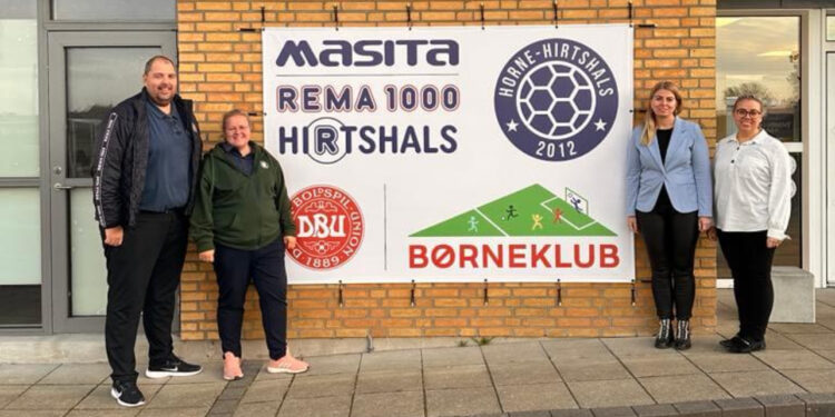 På billedet ses Janni og Kasper Knudsen samt Mia Løth Kjelgaard og Maja Holm Schlie fra Team Horne-Hirtshals Børne & Ungdomsudvalg. Foto: HB.