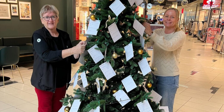 Jette Videnkjær (tv) fra Dansk Folkehjælp og Marketing Manager Jane Melgaard Olesen ved Ønsketræet. Foto: Palle W. Nielsen