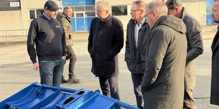 Skipper Johnny Pedersen og minister Jacob S. Jensen med følge på Hirtshals Havn. Foto: Niels Chr. Jakobsen.