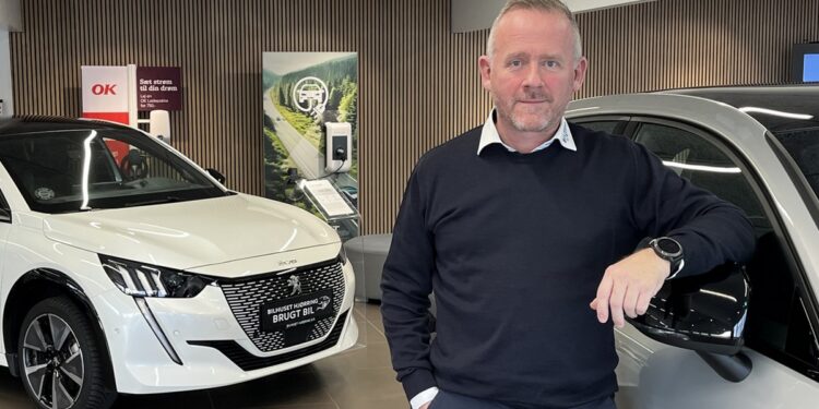 Johnny Lindrup i Bilhuset på Frederikshavnsvej i Hjørring. Foto: Claus Dindler.