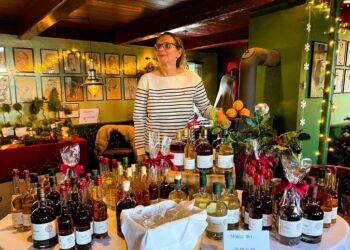 Hanne Kristoffersen har arrangeret den hyggelige julestue på Hirtshals Kro. Foto: Niels Skipper.