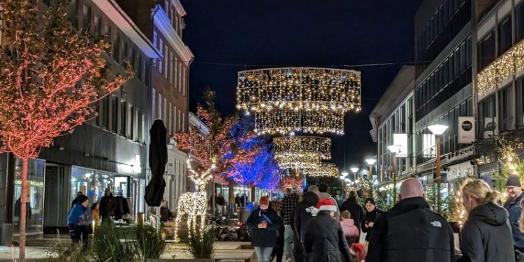 Julebelysning i Strømgade i Hjørring. Foto: Niels Helver.