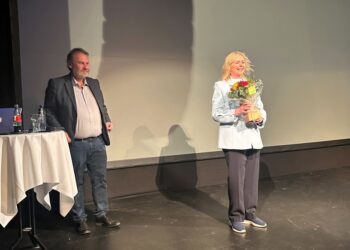 Blomster fra storkredsformand Bjarne Villadsen og stående klapsalver fra salen til Mona Juul. Foto: Privat.