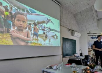Gennem levende billeder og personlige fortællinger gav Svend Stokbæk et unikt indblik i MAF's arbejde.