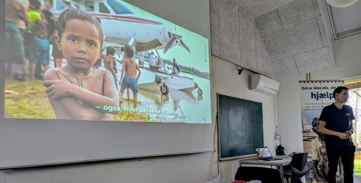 Gennem levende billeder og personlige fortællinger gav Svend Stokbæk et unikt indblik i MAF's arbejde.