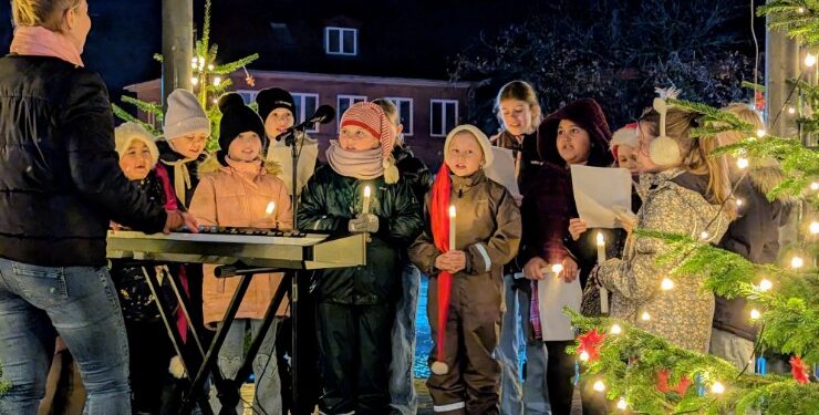 Bindslev-Sørig Pastorat Børnekor under ledelse af organist Alena Jespersen sang smukke julesange, mens man ventede på julemanden.