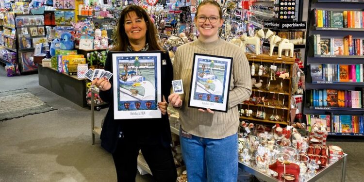 Henriette og Katrine med Mette Borups flotte motiv trykt som plakat og til salg hos Bog & idé i Hirtshals. Foto: Privat.