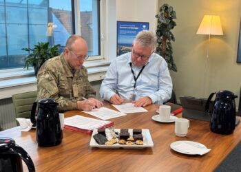 Oberst Kim Simonsen og borgmester Søren Smalbro. Foto: Hjørring Kommune.