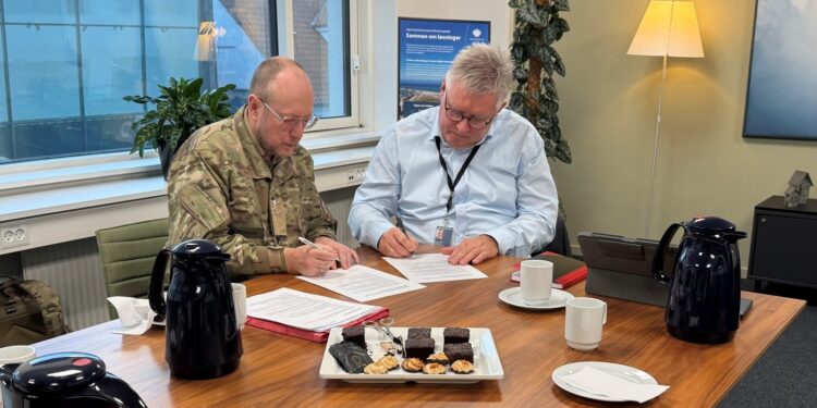 Oberst Kim Simonsen og borgmester Søren Smalbro. Foto: Hjørring Kommune.