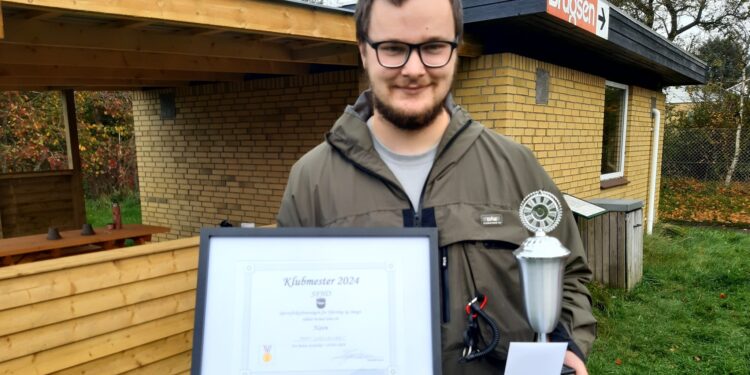 Mark Christensen med trofæet som Årets Klubmester. Foto: SFHO.