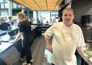 Mathias Buus Andersen og det øvrige personale på Teater Caféen. Foto (arkiv): Palle W: Nielsen.