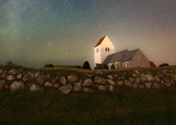 Vennebjerg Kirke under en smuk stjernehimmel over Klangshøj sydøst for Lønstrup. Foto: Arturs Pirazkov.