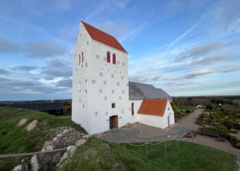 Vennebjerg Kirke set fra Klangshøj. Foto: Niels Skipper.